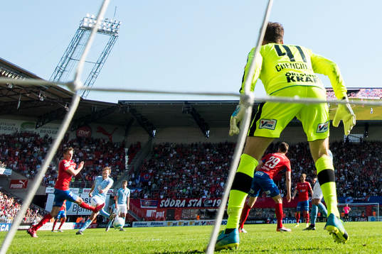 Malmö FFs Magnus Wolff Eikrem gör 2-1 bakom Helsingborgs