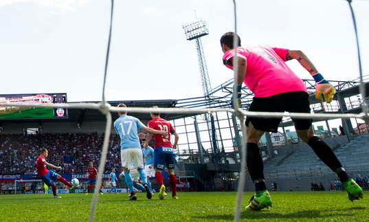 Helsingborgs Jordan Larsson gör 1-0 bakom Malmö FFs