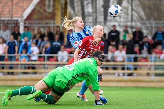 Piteås Elin Bragnum nickar in 1-0 till Piteå