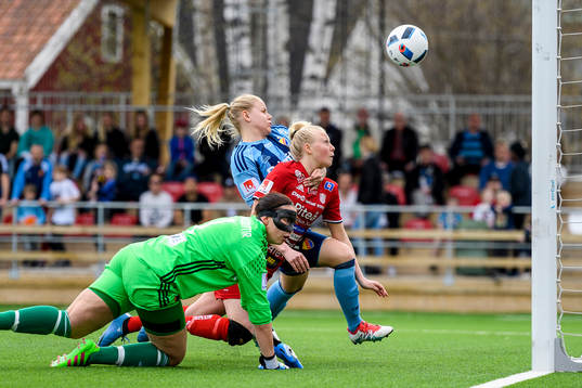 Piteås Elin Bragnum nickar in 1-0 till Piteå