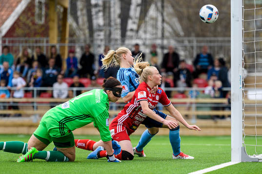 Piteås Elin Bragnum nickar in 1-0 till Piteå