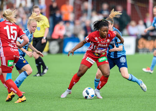 Piteås Faith Ikidi håller bort en Djurgårdens Johanna