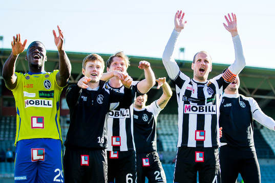 Landskronas spelare jublar mot publiken