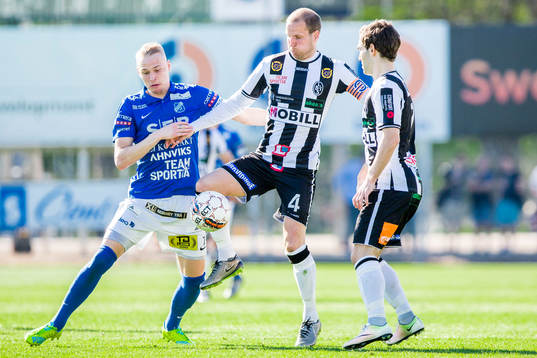 Norrbys Adam Ståhl i duell om bollen med Landskronas