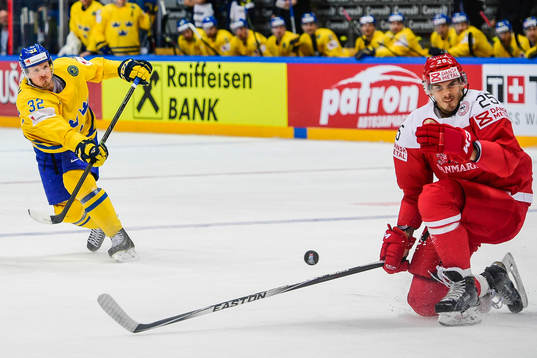 Sveriges Magnus Nygren provar skott som Danmarks Oliver