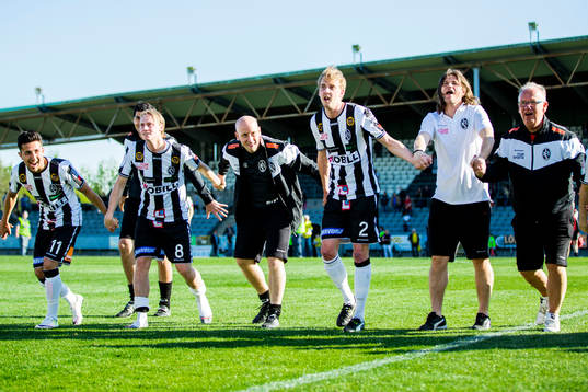 Landskronas spelare jublar mot publiken