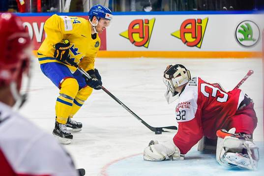 Sveriges Gustav Nyquist gör 5-1 bakom Danmarks målvakt