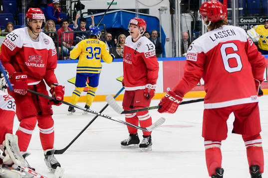 Danmarks spelare deppar samtidigt som Sveriges Magnus