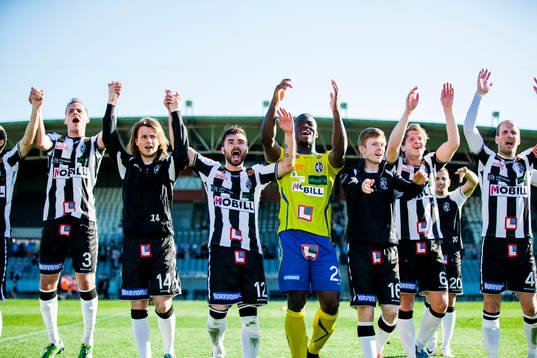 Landskronas spelare jublar mot publiken