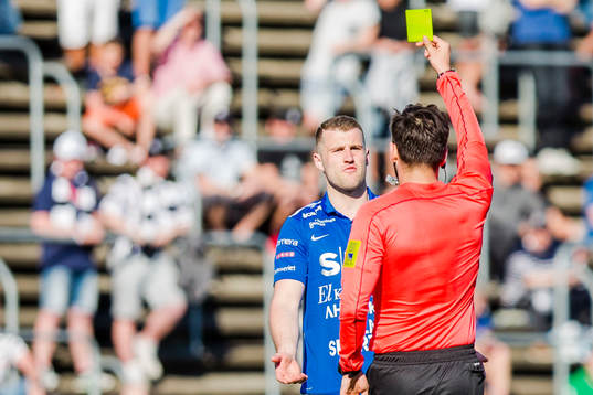 Norrbys Mehmed Dresevic får gult kort från domaren Granit