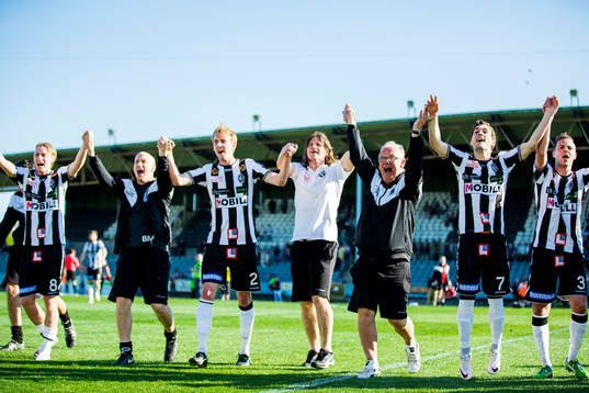 Landskronas spelare jublar mot publiken
