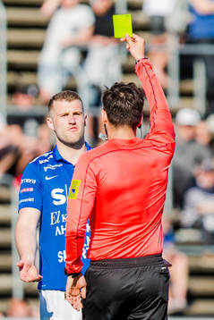 Norrbys Mehmed Dresevic får gult kort från domaren Granit