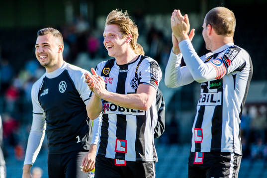Landskronas spelare jublar mot publiken