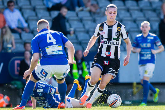 Landskronas Jonathan Levi driver med bollen