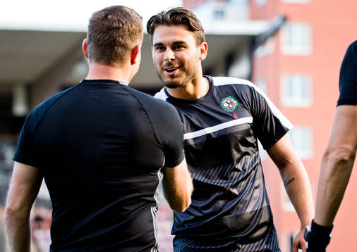 Örebros Astrit Ajdarevic hälsar på domaren