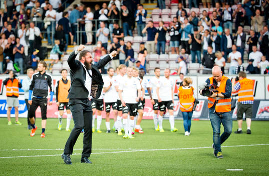 Örebros tränare Alexander Axén jublar