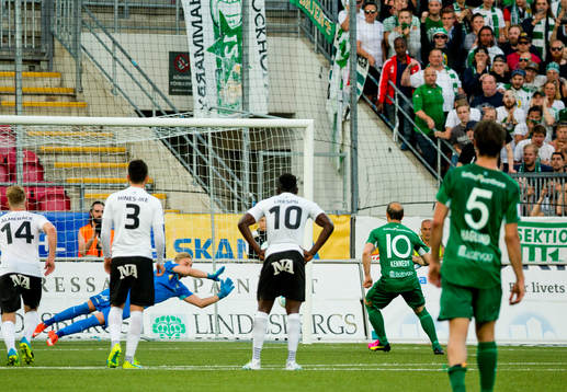Örebros målvakt Jacob Rinne räddar Hammarbys Kennedy