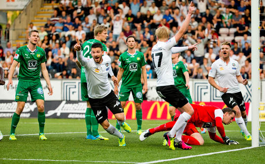 Örebros Brendan Hines-Ike gör 3-2 och jublar