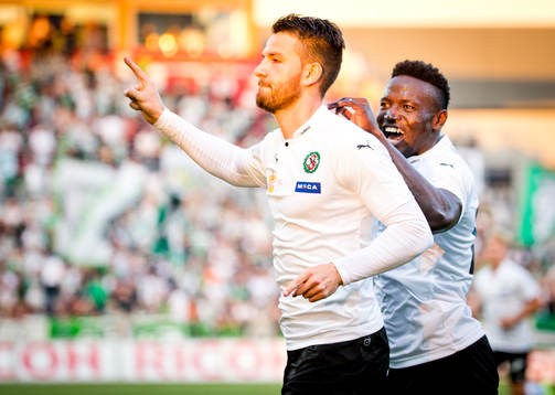 Örebros Brendan Hines-Ike gör 3-2 och jublar med Alhassan
