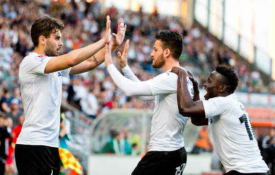 Örebros Brendan Hines-Ike gör 3-2 och jublar med Astrit