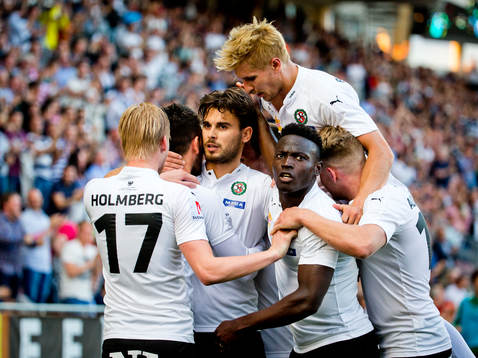 Örebros Brendan Hines-Ike gör 3-2 och jublar med Astrit