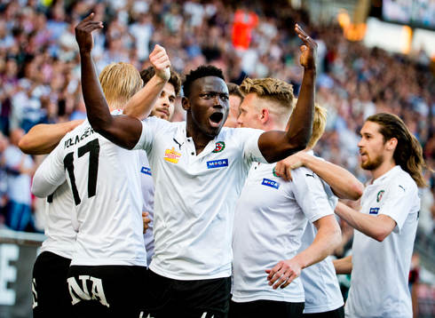 Örebros Brendan Hines-Ike gör 3-2 och jublar med Alhassan