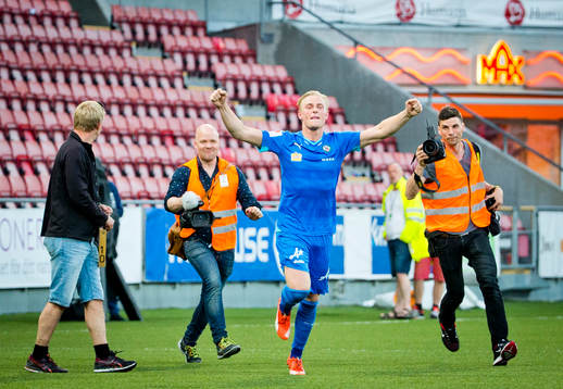 Örebros målvakt Jacob Rinne jublar