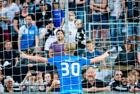 Örebros målvakt Jacob Rinne jublar