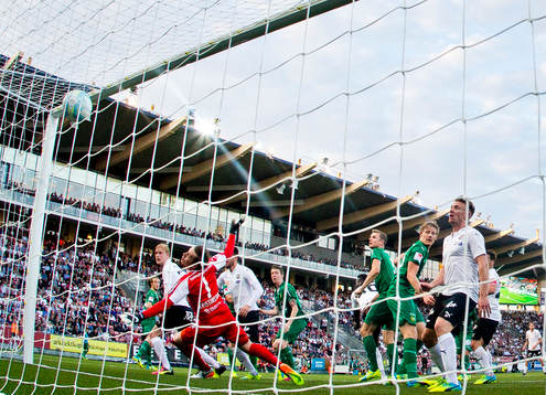 Örebros Brendan Hines-Ike gör 3-2 på Hammarbys målvakt