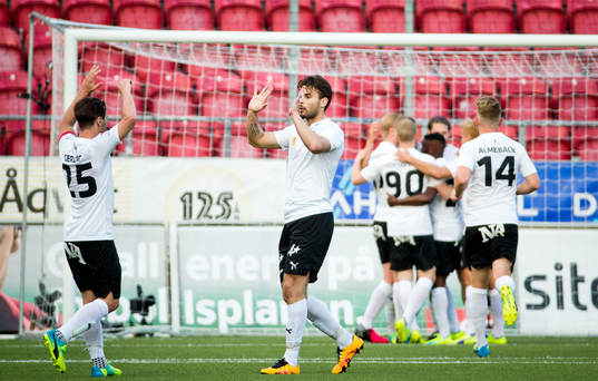 Örebros Daniel Nordmark gör 1-0 och jublar
