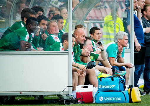 Deppigt på Hammarbys bänk med tränare Nanne Bergstrand