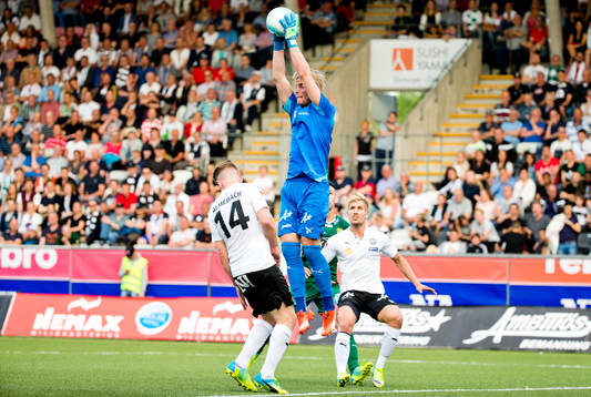 Örebros målvakt Jacob Rinne räddar bollen