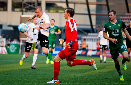 Örebros Daniel Gustavsson och Hammarbys målvakt Ögmundur