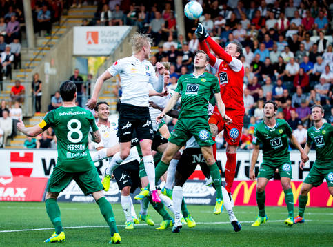 Örebros Karl Holmberg och Hammarbys målvakt Ögmundur