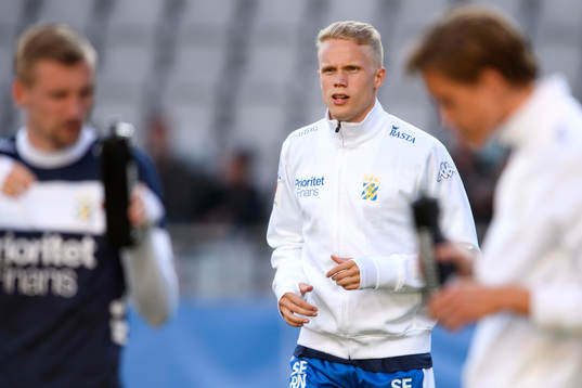 IFK Göteborgs Hjörtur Hermannsson värmer upp innan