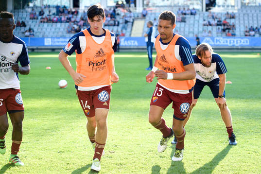 Djurgårdens Besard Sabovic och Mathias Ranegie värmer upp