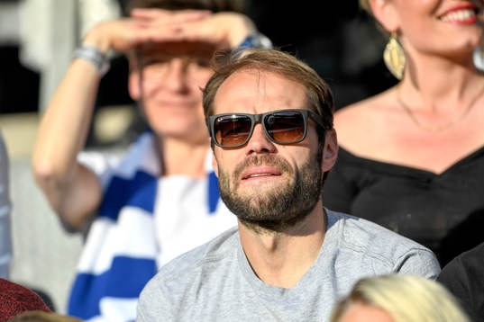 s tränare Andreas Alm på läktaren