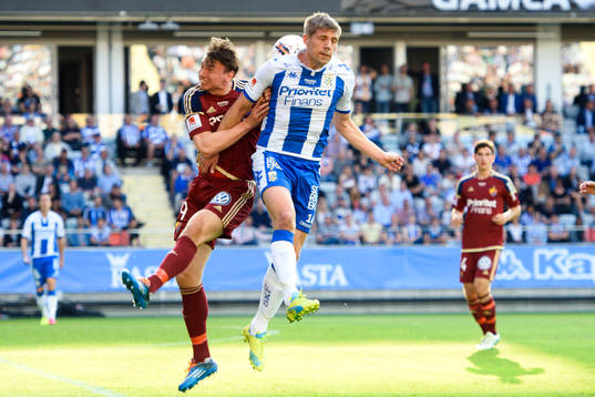 Djurgårdens Marcus Hansson försvarar mot IFK Göteborgs