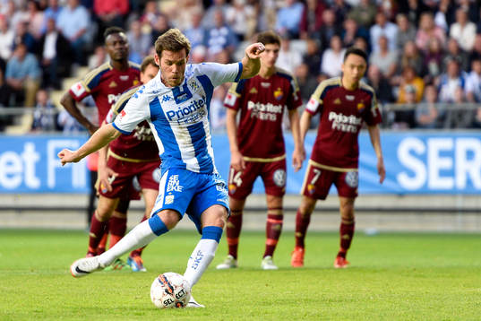 IFK Göteborgs Emil Salomonsson skjuter straff men