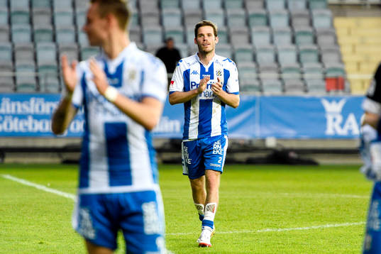 IFK Göteborgs Emil Salomonsson tackar publiken