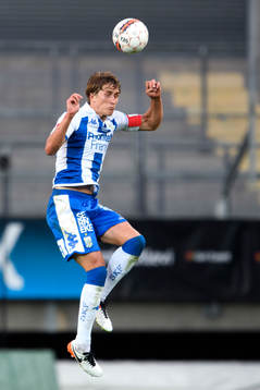 IFK Göteborgs Thomas Rogne nickar bollen