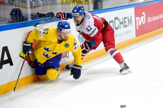 Sveriges Linus Omark och Tjeckiens Petr Koukal
