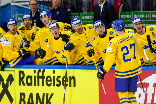 Sveriges Martin Lundberg firar 2-0 med lagkamraterna på