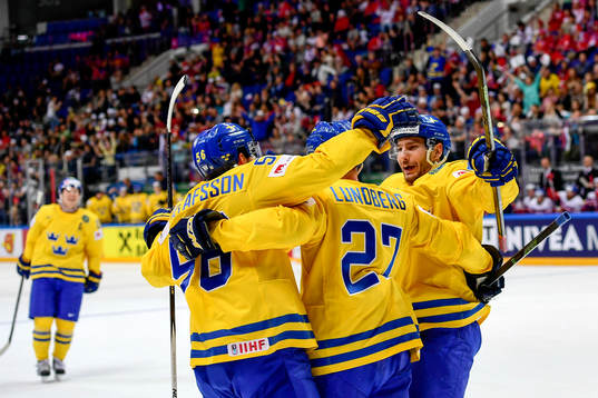 Sveriges Erik Gustafsson, målskytten Martin Lundberg och