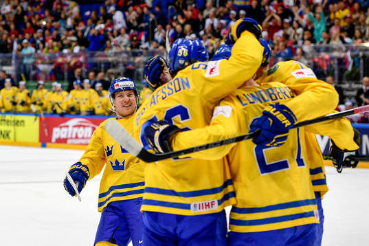 Sveriges Erik Gustafsson, målskytten Martin Lundberg och