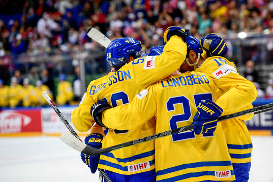 Sveriges Erik Gustafsson, målskytten Martin Lundberg och