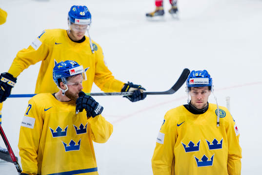 Sveriges Linus Omark och Robert Rosen deppar när de