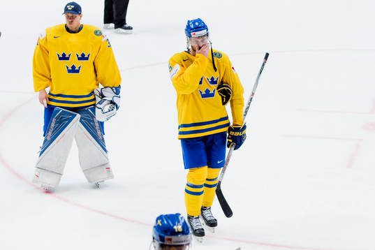 Sveriges målvakt Viktor Fasth och Adam Larsson deppar när