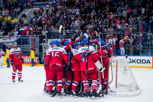 Tjeckiens spelare firar segern i ishockeymatchen i