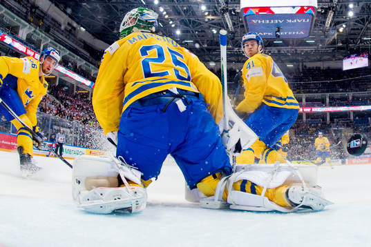 Sveriges Erik Gustafsson, målvakt Jacob Markström och